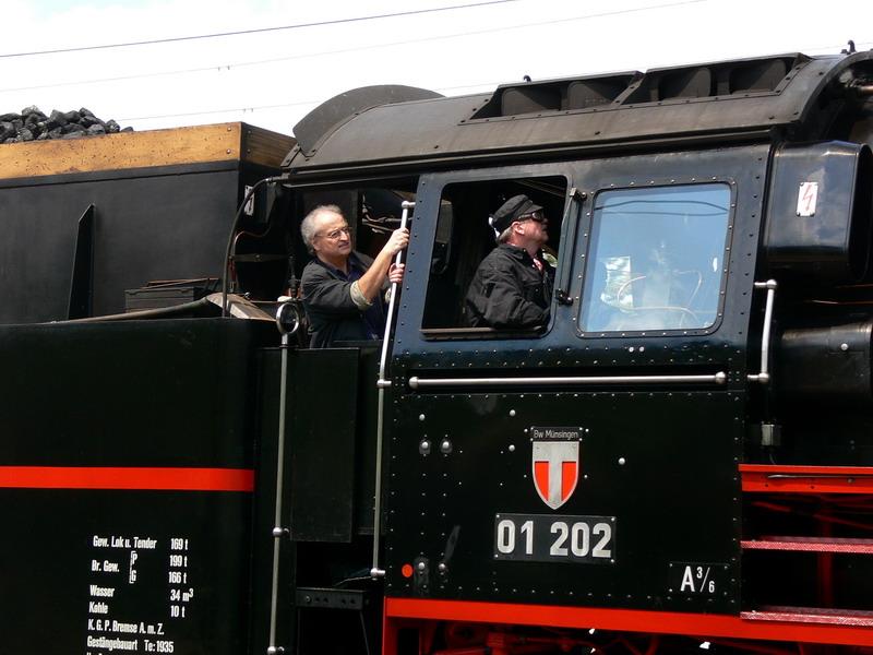 Warten auf der 01 202 auf grnes Ausfahrtsignal. Aufenthalt im Bhf. STEIN-Sckingen Aargau ca.10 Minuten. Gut fr den Fotografen.