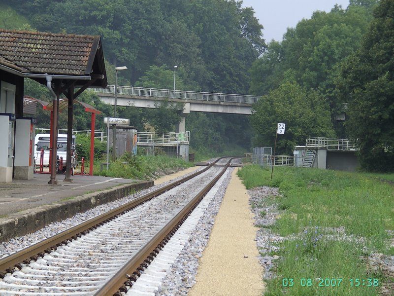 warten auf einen Gterzug am Haltepunkt Burgkirchen Alz, aber er kommt nicht.