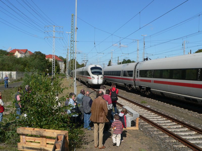 Warten auf das ICE-Shuttle, das Besucher vom Bahnhof Karlshorst zum Betriebswerk Berlin-Rummelsburg brachte. In Karlshorst wurde nicht der Regionalbahnsteig genutzt, sondern das DB-Gelnde an der Wandlitzstrae. Fr viele Fahrgste, das hrte man aus den Gesprchen heraus, war es die erste Fahrt mit einem ICE. 13.9.2008