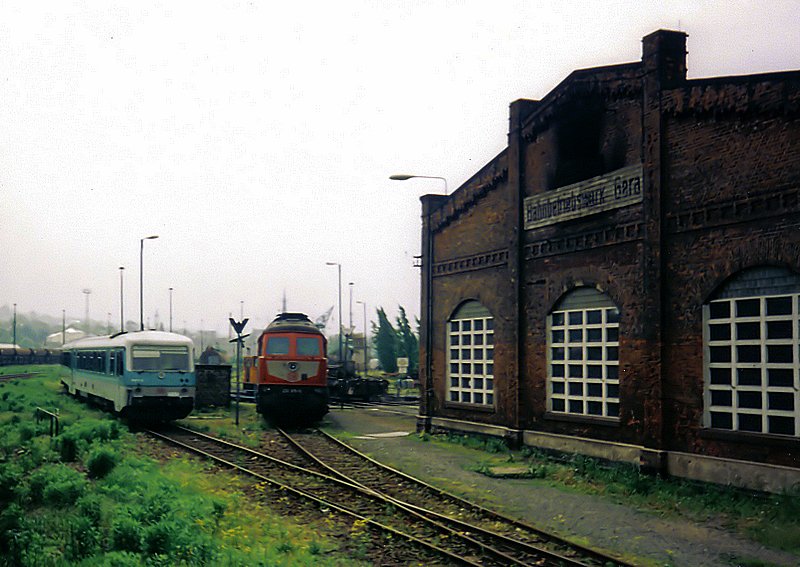 Warten auf die nchsten Einstze. Ein unerkannt gebliebener 628.4 und die Erfurter 232 615-5 im Mai 1999.