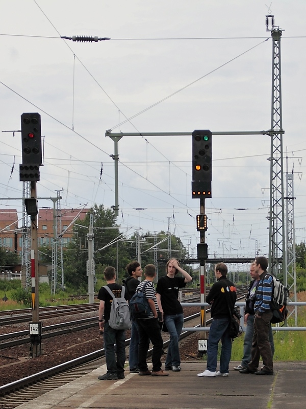 Warten auf den nchsten Zug in Berlin-Schnefeld. (11.7.2009)