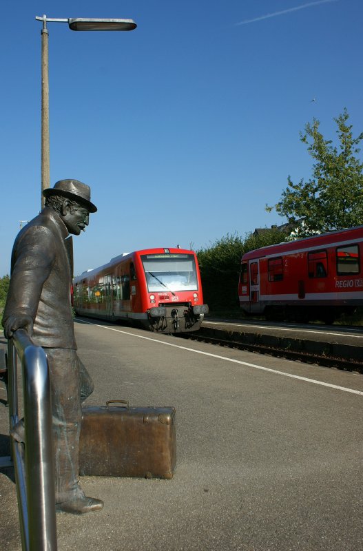 Warten auf den Zug - doch in diesen einfahrenden RB nach Lindau wird die ewig wartende Skulptur in Nonnenhorn sicher nicht einsteigen.
(09.09.2009)
