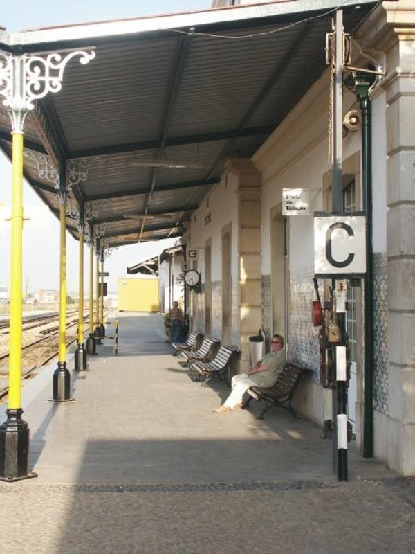 Warten auf den Zug nach Faro im Bahnhof Portimo