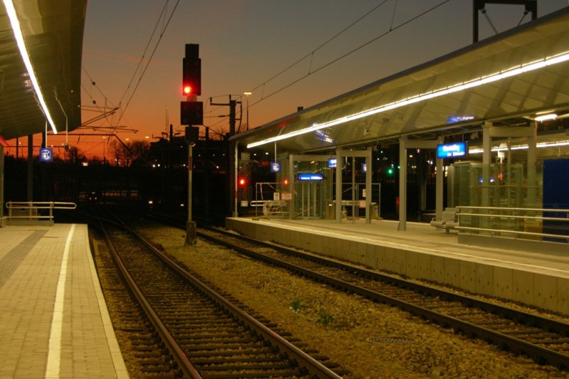 Warten auf den Zug in Wien Meidling 15.11.2008.
