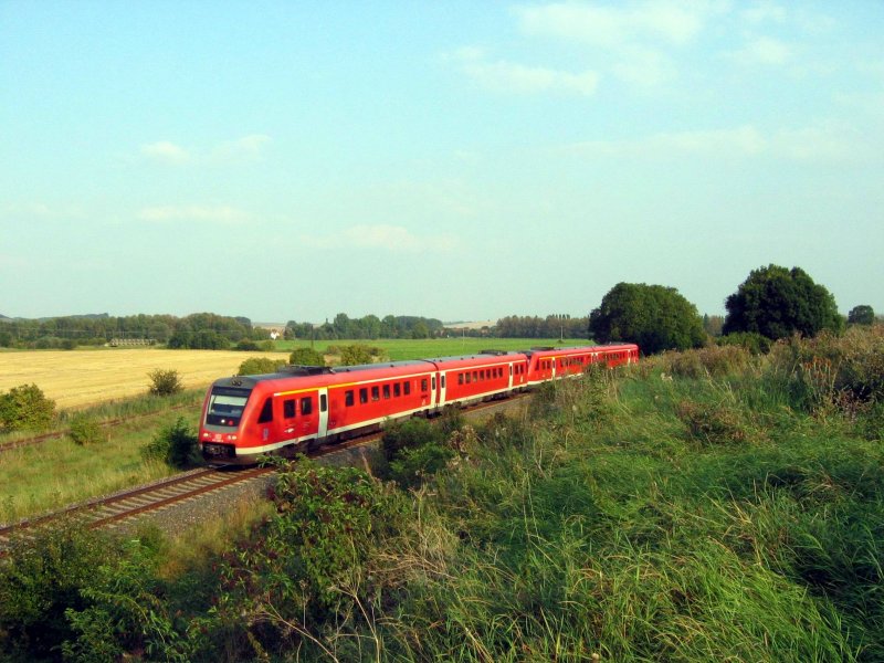 warum immer nur aktuelle Bilder? Hier der RE Chemnitz-G�ttingen zwischen Seebach und M�hlhausen (September 04) Links die ehemalige Strecke Ebeleben-M�hlhausen, die zuletzt nur noch von MHL nach Schlotheim betrieben wurde. Heute sind die Gleise abgebaut. 