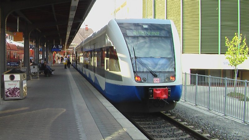 Warum mit Versptung abfahren, wenn es auch zu frg geht? Dieser UBB Zug fuhr anstelle von 19:25 Uhr einfach um 19:22 Uhr ab. Trotzdem hatte der Zug am Ende wie gewohnt Versptung, weil auf der eingleisigen UBB Strecke ein verspteter Gegenzug abgewartet werden musste.