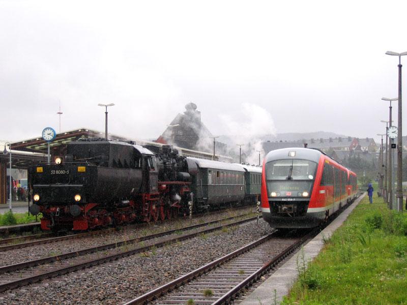 Warum soll man nicht auch einmal bei Regen fotografieren, wenn sich das seltene Motiv der Lbauer 52 8080 neben dem als RB 27688 nach Heidenau ausfahrenden DESIRO-Doppel 642 659 / 642638 bietet - Altenberg, 17.09.2005
