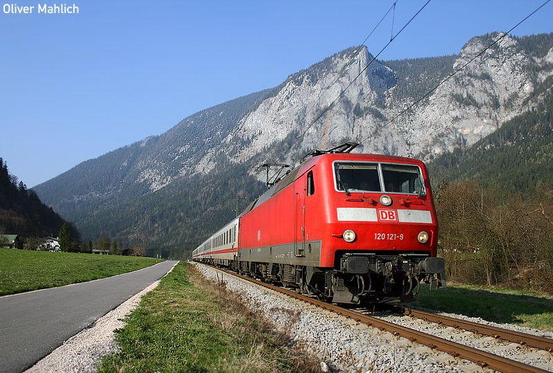 Was 120 121 am Nachmittag des 12. April 2007 zieht ist keinesfalls ein InterCity! Es handelt sich tatschlich um eine planmige Regionalbahnleistung. Aufgenommen bei Winkl, nahe Hallthurm. Strecke Freilassing - Berchtesgaden.