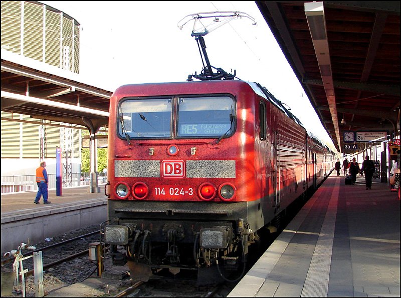 Was fr ein Fliegenfnger !!! 114 024-3 schiebt gleich RE38321 nach Falkenberg.  (Stralsund Hbf am 04.05.07)