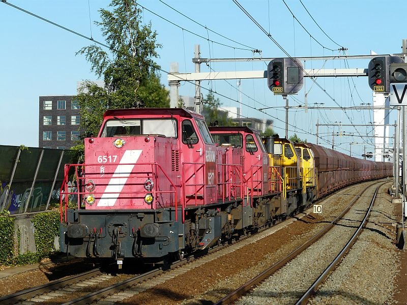 Was fr ein Klang...gleich vier Lokomotiven ziehen diesen Zug nach Rotterdam. Schade, dass Bilder keine Gerusche transportieren knnen...das Bild stammt vom 14.07.2008 