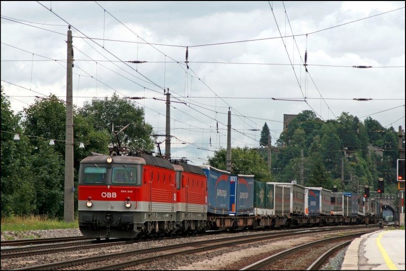 Was ganz sauberes wird bei der Durchfahrt in Brixlegg auf den Chip gebannt: Die Innsbrucker 1144 240 (9181 1144 240-9) und die Bludenzer 1144 224 (9181 1144 224-3) befinden sich am 08.07.2008 in einem TOP-Pflegezustand als sie einen Kombizug zum Brenner befrderten.
