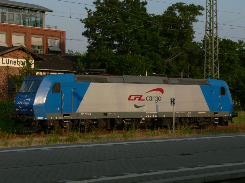 Was haben wir denn hier.....185 532 der CFL durchfhrt Lneburg am 07.06,2007 bei letztem Abendlicht als Lokzug in Richtung Norden.