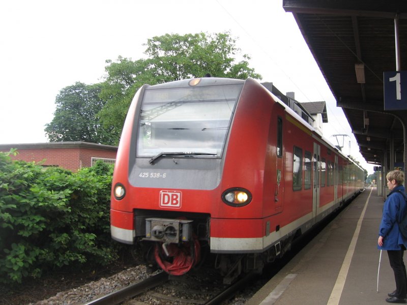 Was haben wir hier denn feines........425 538 als RB 48 bei der Einfahrt in Leichlingen. Dies ist eine echte Besonderheit, denn sonst fahren hier nur 111 oder 110 mit Silberlingen.