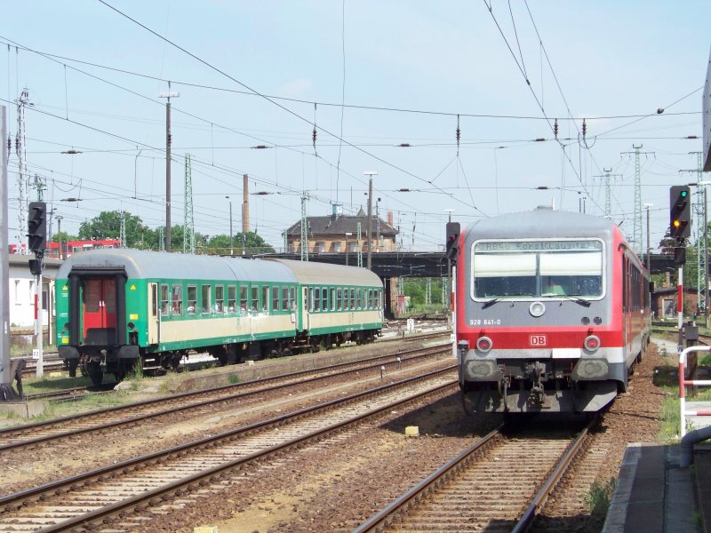 Was hat das Triebfahrzeug mit den Waggons gemeinsam?? - Sie fahren beide in Richtung Forst. Rechts die RB46 mir der Baureihe 928 nach Forst und links die polnischen Waggons, die einige Zeit sp�ter nach Zagan �ber Forst fahren. Die Waggons werden gezogen von der polnischen Lok: SU46-011, der den EC240  Wawel  nach Cottbus gebracht hat. Cottbus den 13.05.2008