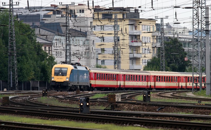 Was hier aussieht wie ein Regionalzug ist der IC546 bei der Einfahrt in den Hauptbahnhof Linz am 15. August 2007.