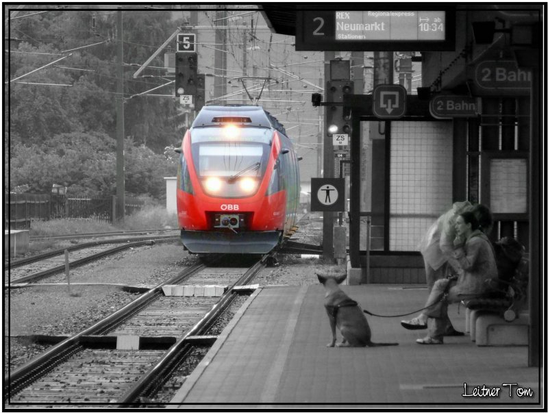 Was kommt da ??? 
E-Triebwagen 4024 Talent fhrt in den Bahnhof St.Michael in der Steiermark ein 02.06.2007