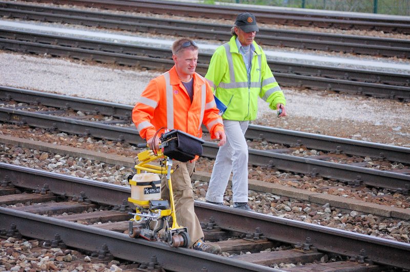 Was macht der DB-Mitarbeiter, wenn ihm der Sprit ausgeht?
... er schiebt sein  Moped ... (zwinker)