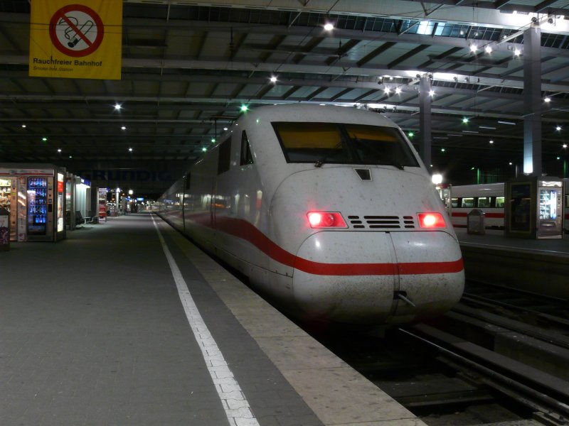 Was macht ein ICE wenn er sein Ziel erreicht hat? Er ruht sich aus! ICE 2 beim Ausruhen im Hbf Mnchen, 6.4.2009