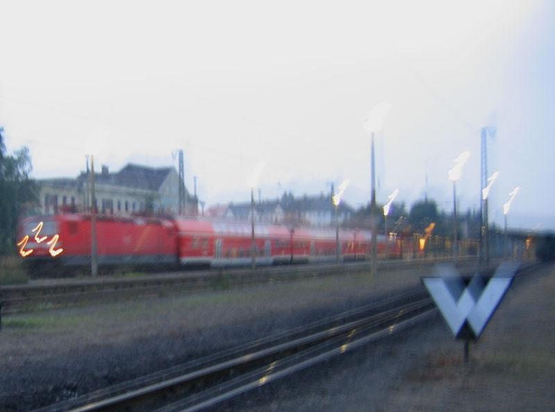 Was man durch absichtliches Bewegen der Kamera bei offenem Verschluss so zeichnen kann - S1 mit einer BR 143 in Radebeul Ost, 20.10.2005
