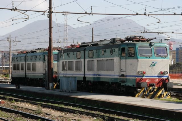 Was mit Schiffen geht, geht auch mit Lokomotiven. E656 457 und E656 428 mit dem Vesuv im Hintergrund. Napoli Centrale, 16.02.2008