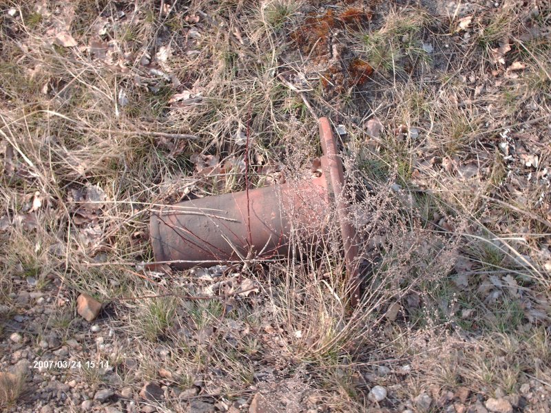 Was nicht so alles auf der KBS 250 rumliegt. Hier ein Lokpuffer in Hhe km 119,2. Neben Lokpuffer lag noch ein Zuglaufschild, Sitzbezge vom alten InterRegio und noch so zwei komische Tafeln, die die Gterzge immer am Ende haben(zwei). Das alles lag oder liegt dort.