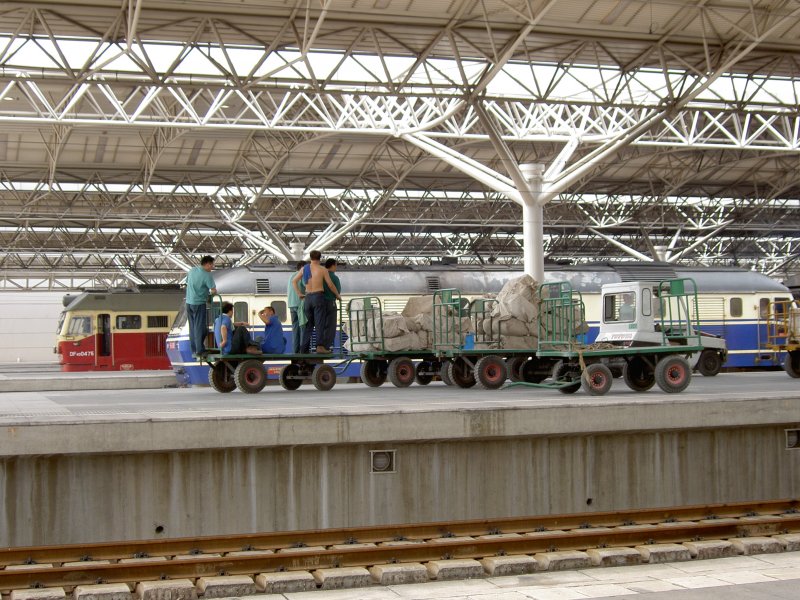 Was soll man sich dabei denken: 6 Gepcktrger warten auf einen einfahrenden Zug. So interessant wie diese Personen fr mich waren, als sie ca. 30 min auf den Zug gewartet, (zeiweise schalfend), so interessant war ich fr Sie.
Es waren aber auch 38C und eine Luftfeuchtigkeit von ber 90%.