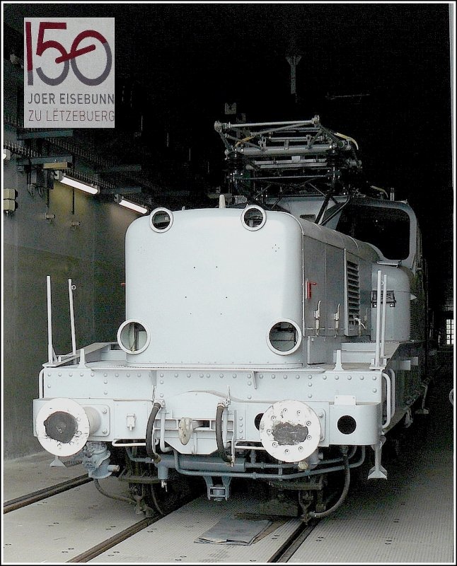 Was steht denn da in der neuen Halle der CFL? Die Form ist durchaus erkennbar, nur die Farbgebung stimmt noch nicht ganz. Die Instandsetzung der 3608 schreitet zgig voran und bald wird diese schne Lok wieder Zge ziehen. Bild aufgenommen am 09.05.09 anlsslich des Festes 150 Jahre Eisenbahn in Luxemburg. (Hans)