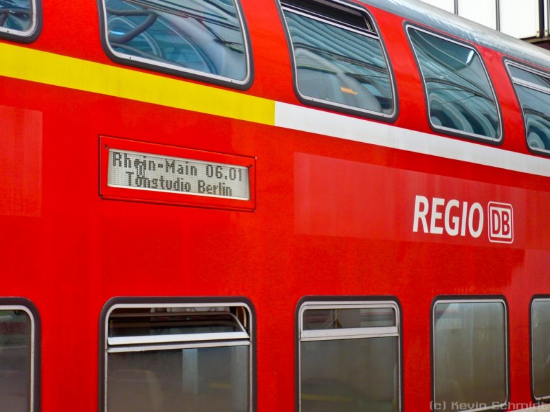 Was will uns diese Zugzielanzeige nur sagen? Was hat ein Tonstudio auf einer solchen Anzeige nur zu suchen? Geht man aber einen Wagen weiter, sieht man, dass es ein RE nach Frankfurt (Main) Hbf ist, den ich hier übrigens in Kassel-Wilhelmshöhe auf Gleis 7 angetroffen habe. (25.07.2009)