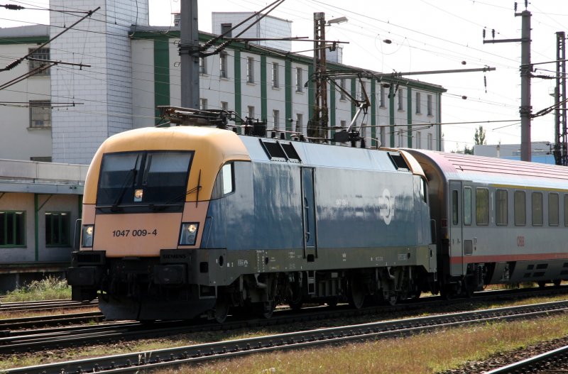 Was wohl die Ursache fr den kaputten Scheibenwischer ist? Gesehen am 18. August an der 1047 009 vor dem IC647 bei der Einfahrt in den Bahnhof Wels.