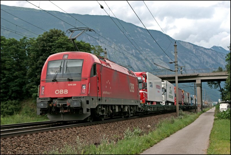Was wrden wir nur ohne die RoLa´s machen? Dank diesen Zgen werden die Inntal- und Brennerautobahnen entlastet. 1216 239 rollt am Zugschluss einer RoLa nach Wrgl. (08.07.2008)
