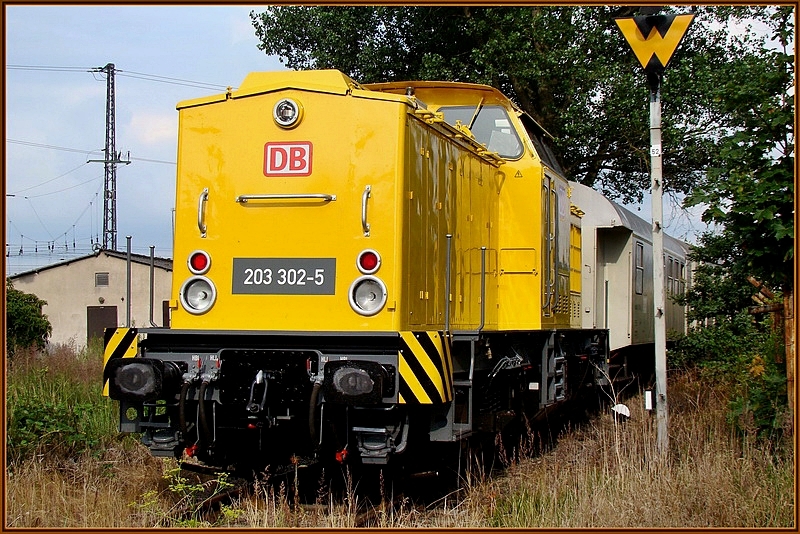 Wasser fassen im Hbf Stralsund. 203 302-5 am Zugende eines Spritzzuges (vorn 203 301-7) am 15.07.09 