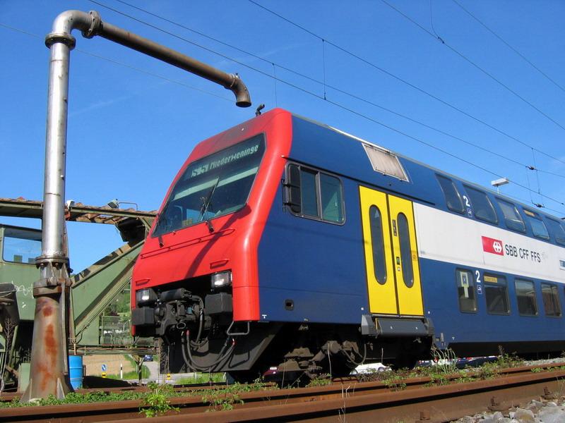Wasser marsch!!! Re450 Doppelstock-Pendelzug als S5 im Bhf. Niederweningen,Endhaltepunkt, am 11.5.2005.