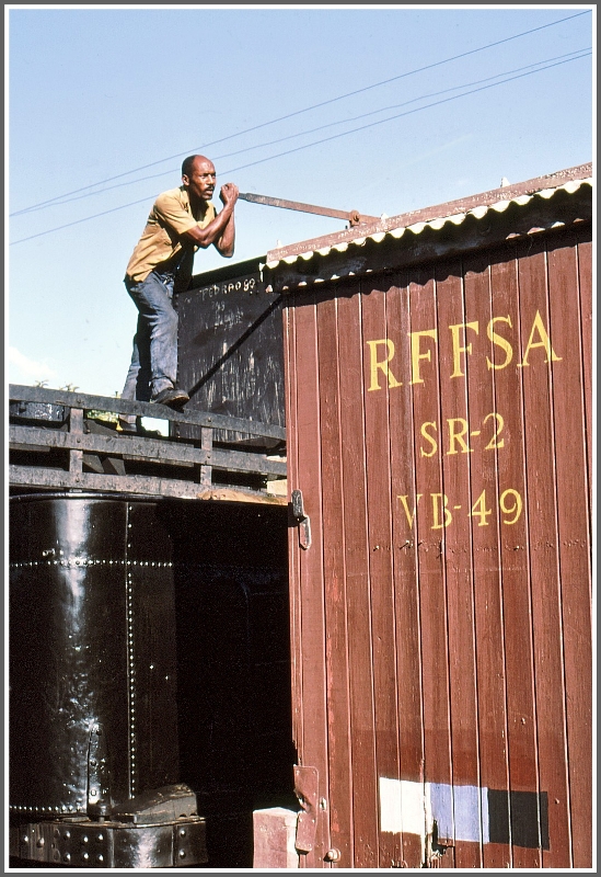 Wasser nehmen unterwegs auf der Strecke von Sao Joa del Rei nach Aurelia Mourao. (Archiv 03/1979)
