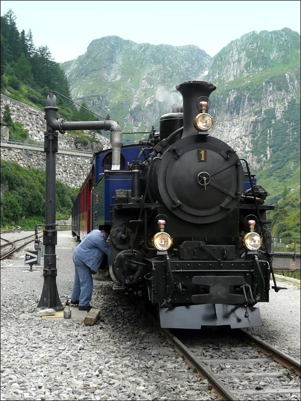Wasserfassen und kleine Wartungsarbeiten an der Dampflok DFB N 1  im Bahnhof von Gletsch vor der Abfahrt in Richtung Realp. 01.08.08 (Jeanny)
