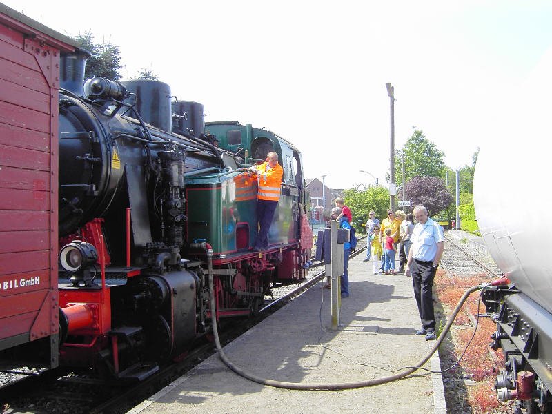  Wasserkran  � la Krefelder  Schluff : So stillt die 98 8921 in St. T�nis ihren Durst. Daf�r ist der umgebaute Kesselwagen 9840 (Bj. 1943) st�ndig im Bf. abgestellt.