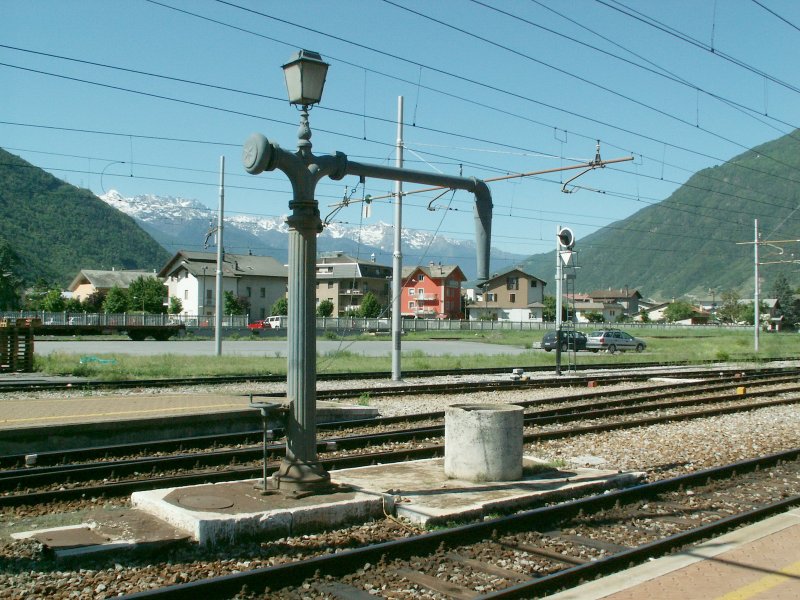 Wasserkran im Bahnhof Tirano/Italien der noch von Dampfloks bei Sonderfahrten benutzt wird.Tirano 10.05.07