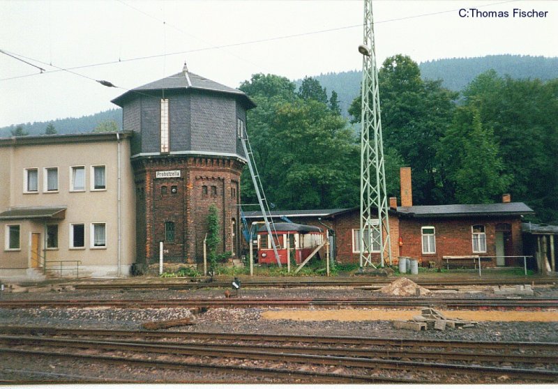 Wasserturm des ehemaligen Bw Probstzella und ein Triebwagen der wahrscheinlich als Bro oder hnliches diente.