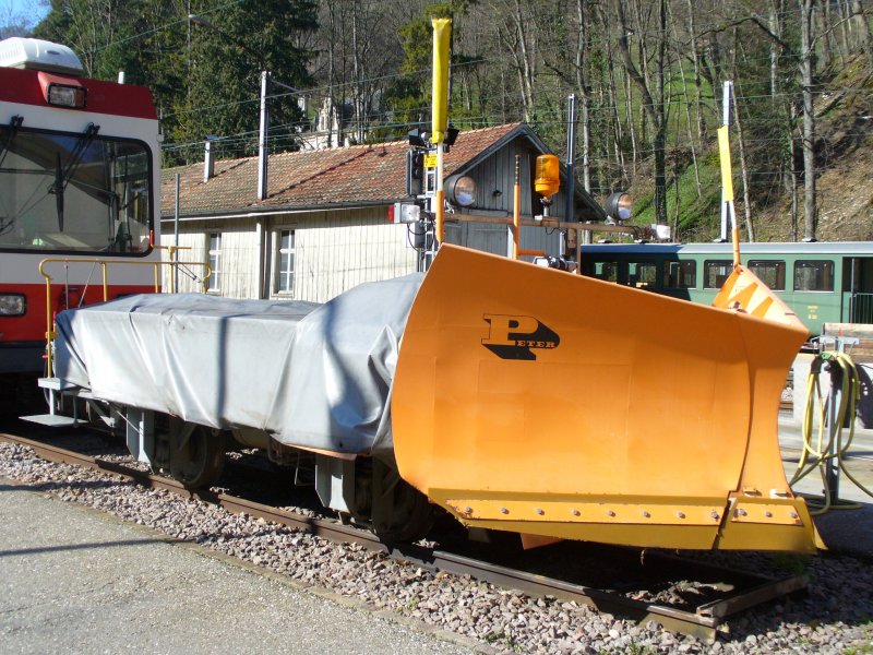 WB - Dienstwagen / Schneepflug  X 708 im Bahnhofsareal von Waldenburg am 06.04.2007