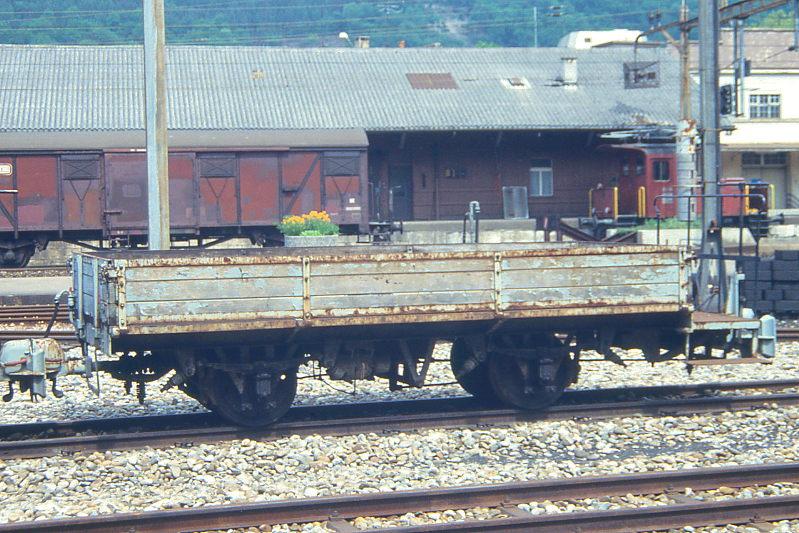 WB - Kklm 301 am 09.05.1993 in Liestal - Niederbordwagen - SIG - Baujahr 1885 - Gewicht 2,60t - Zuladung 5,00t - LP 5,20m - zulssige Geschwindigkeit km/h 50. Hinweis: Anschrift K 301
