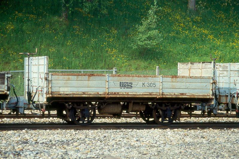 WB - Kklm 305 am 08.05.1993 in Liestal - Niederbordwagen - SIG - Baujahr 1880 - Gewicht 2,30t - Zuladung 5,00t - LP 4,70m - zulssige Geschwindigkeit km/h 50. Hinweis: Anschrift K 305

