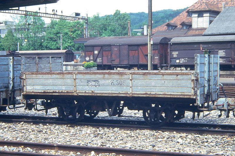WB - Kklm 305 am 09.05.1993 in Liestal - Niederbordwagen - SIG - Baujahr 1880 - Gewicht 2,30t - Zuladung 5,00t - LP 4,70m - zulssige Geschwindigkeit km/h 50. Hinweis: Anschrift K 305
