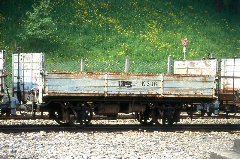 WB - Kklm 306 am 08.05.1993 in Liestal - Niederbordwagen - SIG - Baujahr 1880 - Gewicht 2,30t - Zuladung 5,00t - LP 4,70m - zulssige Geschwindigkeit km/h 50. Hinweis: Anschrift K 306.
