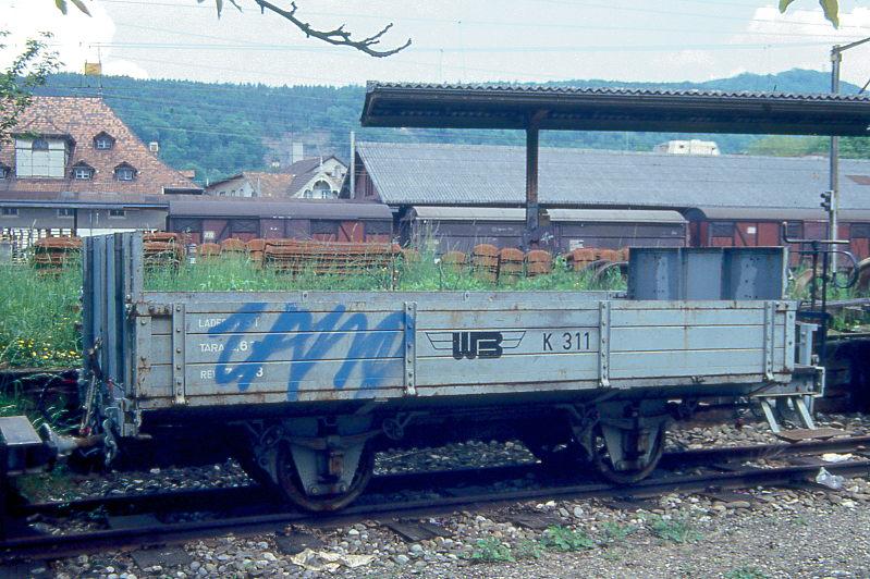 WB - Kklm 311 am 09.05.1993 in Liestal - Niederbordwagen - SIG - Baujahr 1906 - Gewicht 2,60t - Zuladung 5,00t - LP 5,30m - zulssige Geschwindigkeit km/h 50 - =07.02.1983. Hinweis: Anschrift K 311 - 1998 an Museumsbahn Warthausen-Ochsenhausen.
