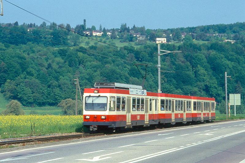WB Regionalzug 26 von Liestal nach Waldenburg am 09.05.1993 bei Bad Bubendorf mit Triebwagen BDe 4/4 13 - Bt 118 - Bt 120.
