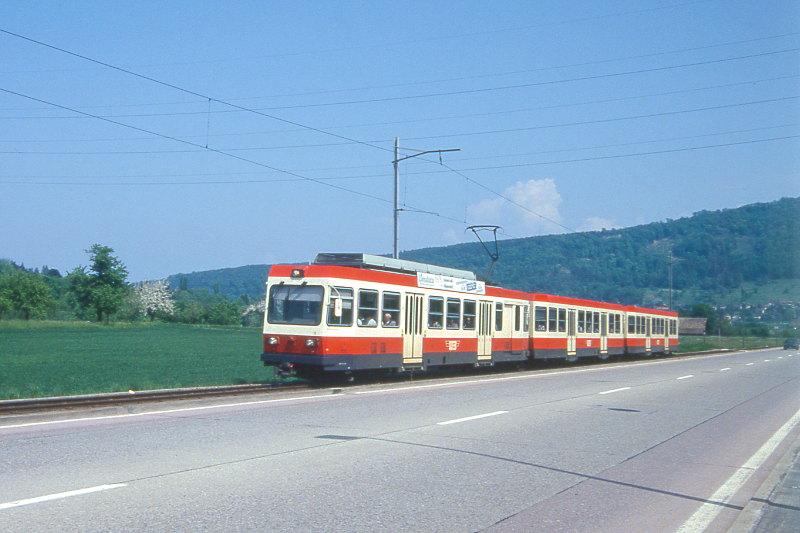 WB Regionalzug 36 von Liestal nach Waldenburg am 08.05.1993 in Niederdorf mit Triebwagen BDe 4/4 13 - Bt 118 - Bt 120.

