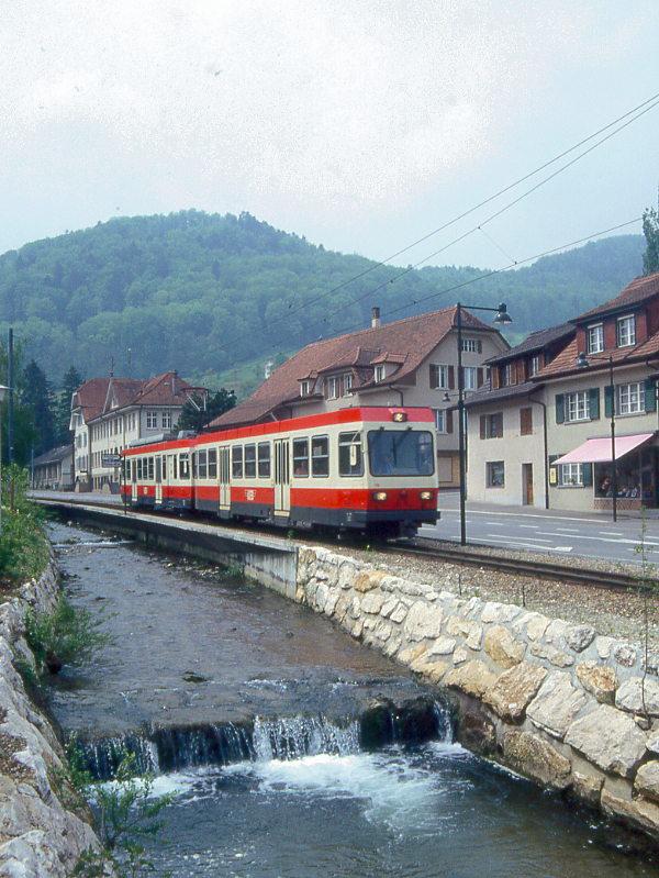 WB Regionalzug 39 von Waldenburg nach Liestal am 08.05.1993 in Niederdorf mit Steuerwagen voraus Bt 116 - Triebwagen BDe 4/4 16.
