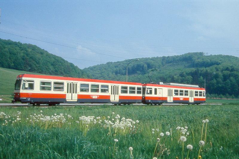 WB Regionalzug 45 von Waldenburg nach Liestal am 08.05.1993 bei Bad Bubendorf mit Steuerwagen voraus Bt 116 - Triebwagen BDe 4/4 16.
