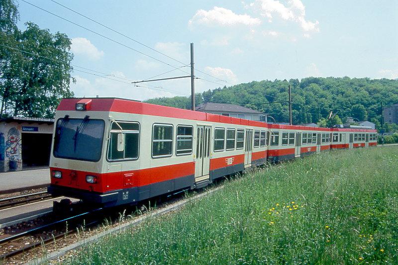WB Regionalzug 46 von Liestal nach Waldenburg am 09.05.1993 in Altmarkt mit Triebwagen BDe 4/4 17 - Bt 119 - Bt 117. Hinweis: Rckansicht
