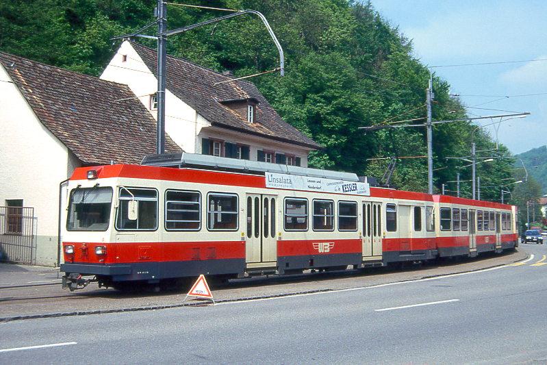 WB Regionalzug 49 von Waldenburg nach Liestal am 08.05.1993 in Hlstein mit Steuerwagen voraus Bt 120 - Bt 118 - Triebwagen BDe 4/4 13. Hinweis: Rckansicht
