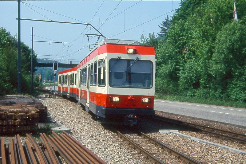 WB Regionalzug 54 von Liestal nach Waldenburg am 08.05.1993 Einfahrt Lampenberg mit Triebwagen BDe 4/4 16 - Bt 116.
